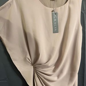 Pretty Dress, Lined, cinching on side, flowy sleeve NEW